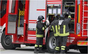 Femeie de 56 de ani, arestată după ce i-ar fi dat foc la casă vecinului chiar în noaptea de Paște. Totul a plecat de la o petrecere