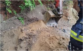 Bărbat de 54 de ani, mort la locul de muncă, după ce a fost îngropat de viu de un mal de pămân. Lucra la un drum forestier din Vâlcea