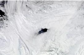 O gaură misterioasă, de mărimea Elveției, se formează în același loc în Antarctica
