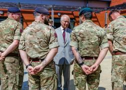 Regele Charles, în vizită la un colegiu militar: "Mi s-a permis să ies din cușcă"