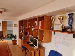 Moarte cumplită pentru un elev de 14 ani. S-a electrocutat în timpul unui joc, ascuns în camera tehnică a Clubului de Canotaj Orşova