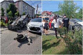 Nouă persoane rănite într-un accident teribil în Bistriţa. O maşină s-a răsturnat şi s-a făcut bucăţi după un impact violent cu un Citroen