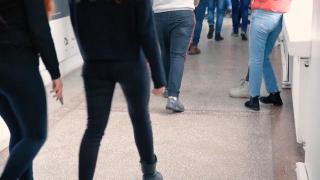 "M-a ameninţat că îmi taie capul şi mi-l înfige în gard". Directoarea unei şcoli din Suceava, acuzată că a bătut o profesoară