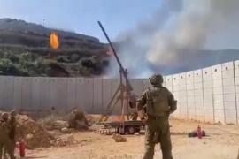 Trupele israeliene au folosit o catapultă (trebuşet) pentru a arunca mingi de foc peste granița cu Liban: "Este ca în Age Of Empires 2"