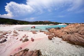 Influenceriţă din Dubai, amendată cu 1.800 de euro pentru că a mers pe o plajă cu nisip roz din Sardinia, unde accesul era interzis