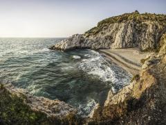 Val de morţi misterioase şi dispariţii, în insulele greceşti. Un turist olandez a fost găsit fără viaţă, într-o râpă din Samos