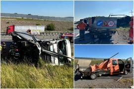 Camioneta unor drumari, izbită în plin de un TIR, care apoi s-a răsturnat în afara şoselei. Accident grav pe autostrada A3, în Mureş
