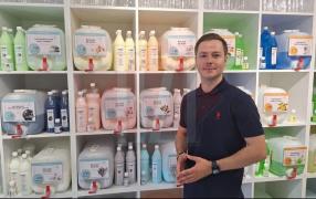 Afacerea cu care un tânăr din Iaşi a dat lovitura. După o vizită în Italia, Alexandru şi-a deschis peste 30 de magazine şi are comenzi din toată ţara