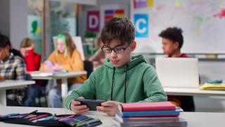 Interzis cu smartphone la şcoală. Elevii din Los Angeles nu vor mai putea folosi deloc telefoanele mobile la ore