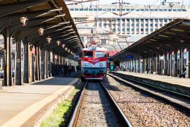 Trenurile CFR circulă cu viteză redusă, din cauza caniculei. Temperatura la nivelul şinelor trece de 50°C