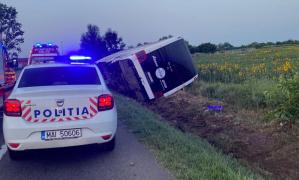 Un autocar plin cu cetăţeni bulgari s-a răsturnat pe o şosea din Vrancea. Şoferul ar fi adormit la volan