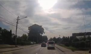 Şofer din Suceava, filmat cum depăşeşte pe trecerea de pietoni şi e la un pas să lovească un copil. Sancţiuni drastice dictate de poliţişti