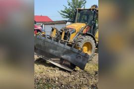 Tânăr de 25 de ani, rănit în urma unui accident feroviar. Buldoexcavatorul pe care îl conducea a fost acroşat de un tren, în Neamţ