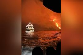 Pădure cuprinsă de flăcările pe insula Hydra, în apropiere de Atena. Focul a izbucnit din cauza unor artificii trase de pe un iaht