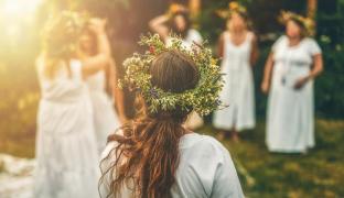 Sânziene sau Drăgaica 2024, tradiții și obiceiuri. Noaptea în care cerurile se deschid și fetele își visează ursitul. Ce este strict interzis astăzi