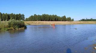 Bărbat căutat de scafandri în râul Siret. S-a aruncat sub ochii fiului şi nepotului din barcă, dar n-a mai ieşit la suprafaţă