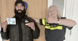 Viaţa unui om al străzii s-a schimbat radical, după ce a găsit un portofel cu 2.000 de euro şi a decis să îl predea la poliţie, în Olanda