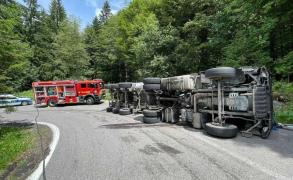 Basculantă încărcată cu pietre, răsturnată pe o stradă din Sinaia. Şoferul, transportat de urgenţă la spital
