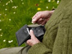 Moştenitorii preiau şi datoriile persoanei decedate