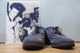 Pantofii albaştri din piele întoarsă, purtaţi de Elvis Presley la începutul carierei, scoşi la licitaţie pentru o sumă uriaşă