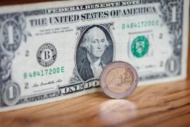 BCE va reduce joi rata dobânzii, dar Fed continuă să amâne decizia. Măsura ar putea duce la o depreciere a euro. Analiză