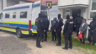 Cum au furat 5 bărbaţi şi o femeie din Vulcan 81 de telefoane în valoare de 60.000 de lei. Cu toţii au fost reţinuţi