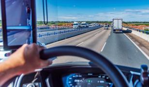 Un şofer român de TIR a fost găsit mort în cabină. Mastodontul era parcat în curtea unei firme din Italia