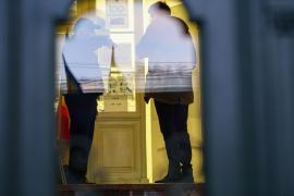 Doi copii de 3 şi 5 ani au rupt sigiliile unei secţii de votare din Ilfov. Ce amendă au primit părinţii lor