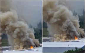 Incendiu uriaş la o fabrică de apă minerală din Borsec, judeţul Harghita. A fost emis un mesaj RO-Alert
