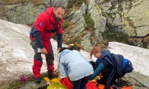 Val de accidente la munte, în Braşov şi Prahova. O femeie care participa la un concurs de ciclism, recuperată de salvamontişti