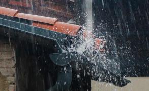 Exasperat de vremea rea, un primar din Franța a dat decret "anti-ploaie". Preoţii, invitaţi să comunice cu "partea de dincolo"