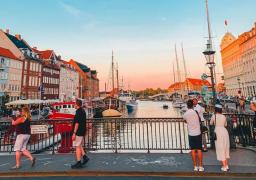 Copenhaga, orașul din Europa care le oferă turiștilor un prânz gratuit dacă strâng gunoiul