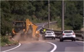 Circulația de pe Valea Oltului, oprită complet la nici o oră de la reluarea traficului în zona unde se fac lucrări. Două camioane s-au ciocnit violent