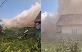 Incendiu violent la o şcoală din judeţul Suceava. Opt autospeciale de stingere intervin