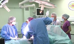 Operaţie în premieră. Viaţa unui pacient care "înghiţea" mâncarea în plămâni în loc de stomac, salvată de medicii de la Timişoara