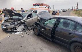 Accident cu 5 răniți pe o șosea din Ialomița, după ce două mașini s-au ciocnit violent. Printre victime, un băiat de 17 ani