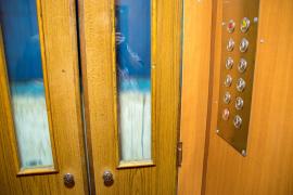 Un indian a supravieţuit 42 de ore blocat într-un lift, fără mâncare şi apă. Familia credea că a dispărut