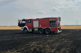 Incendiu de vegetaţie în Popeşti-Leordeni. Focul a cuprins şi una dintre autospecialele pompierilor