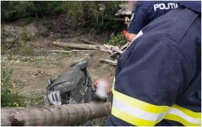 Accident grav în Neamţ. Maşină cu 4 pasageri, căzută în râu după ce s-a rupt un podeţ. Un copil şi două femei, la spital