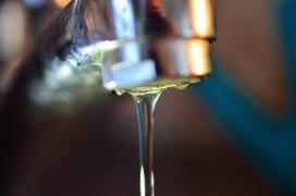 Apă potabilă cu porția, după program, în sute de localități din țară. Harta celor mai afectate județe