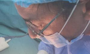 Viaţa unui copil de 9 ani, pusă în pericol de o tumoră gigant, de peste 3 kg, aflată în abdomen. Medicii de la SCJU Arad l-au operat cu succes