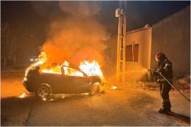 Trei copii de 9, 13 şi 15 ani au urcat într-o maşină şi s-au înfipt într-un stâlp, în Bihor. Vehiculul a luat foc după impact