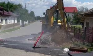 Ţeavă de gaz avariată pe o stradă din Băicoi