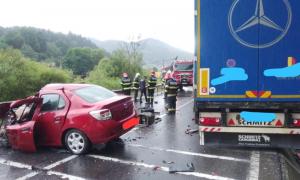 Impact mortal pe DN 15, în Mureş: doi oameni şi-au pierdut viaţa, încarceraţi, după ce o maşină şi un camion s-au izbit cu putere