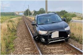 O maşină care a derapat de pe şosea a blocat o cale ferată, în judeţul Braşov. Două trenuri de călători, oprite temporar