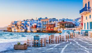 Una dintre destinaţiile de vis din Grecia a căzut în capcana propriului succes. De ce ocolesc turiştii "Insula Vânturilor"