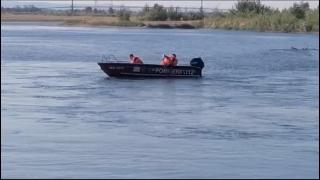 Băiatul din Galaţi, dispărut în apele Siretului, este în continuare căutat. Salvatorii vor să închidă un baraj ca să reducă nivelul apei pentru a-l găsi