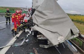 Şofer, spulberat mortal de un camion pe autostrada A1 Sibiu-Deva. Bărbatul se oprise pe banda de urgenţă şi coborâse din maşină