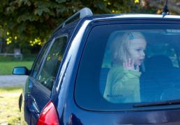 Un copil de 1 an a rămas blocat într-o maşină incinsă, după ce mama lui a uitat cheile în interior. Pompierii l-au salvat pe băieţel