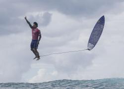 Fotografie excepțională cu surferul Gabriel Medina, surprinsă la JO 2024. Sportivul supranumit "magicianul" pare că zboară deasupra mării